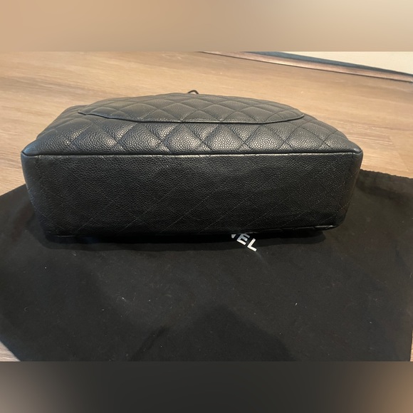 CHANEL Black Caviar Quilted Jumbo Single Flap Black - Picture 4 of 14